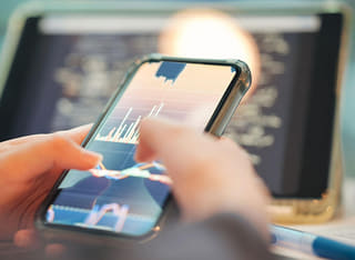 Yatırımcının fon transferi ile şeffaf para çekme sürecini incelemesi