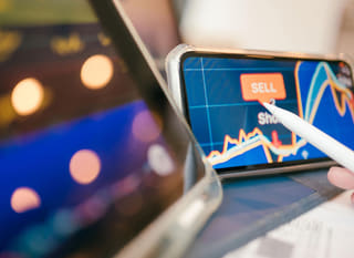 Çoklu piyasalarda Bitcoin, Ethereum ve forex seçeneklerini inceleyen yatırımcı